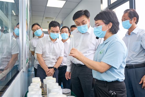图片包含 人, 室内, 男人, 蛋糕

描述已自动生成